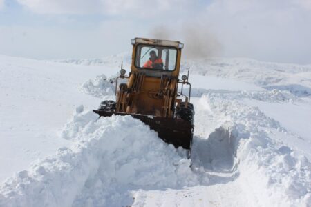 مسدود شدن راه ۱۰۰ روستای سراب در پی برف و کولاک
