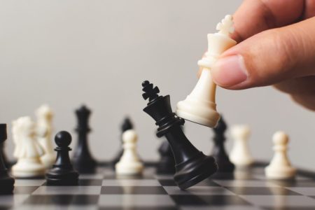 عدم توجه رئیس اداره ورزش و جوانان شهرستان سراب به شطرنج، شطرنج بازان را راهی قهوه خانه ها کرده است